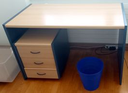 Bürotisch mit Korpus auf Rollen