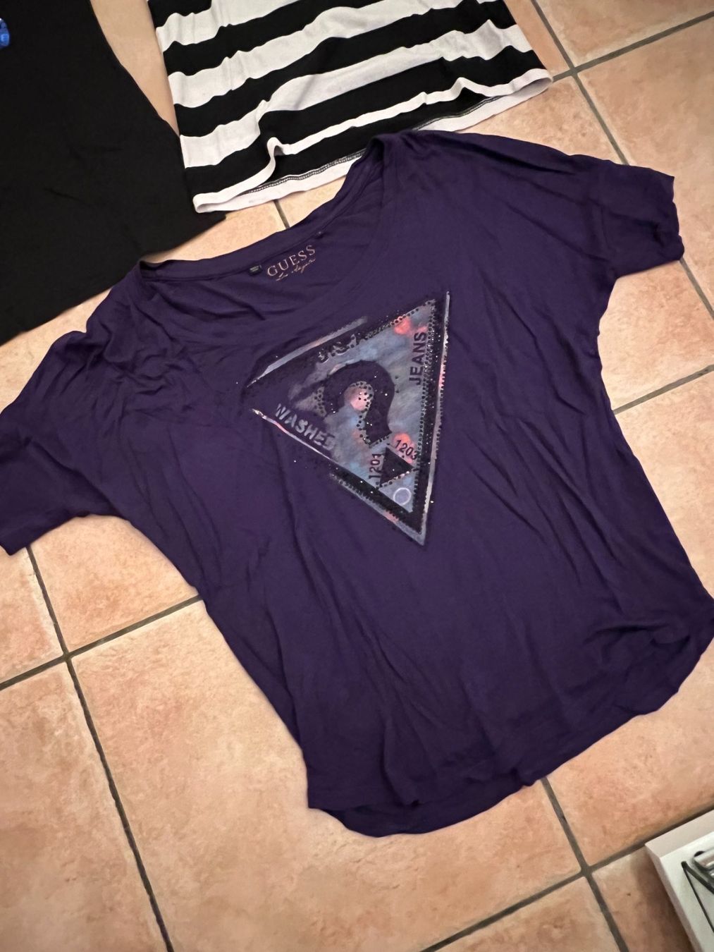 Guess T-shirt: 3 t-shirt GUESS - Taille S-M – Usato da Chavornay venduto da Petit_Biberli 2