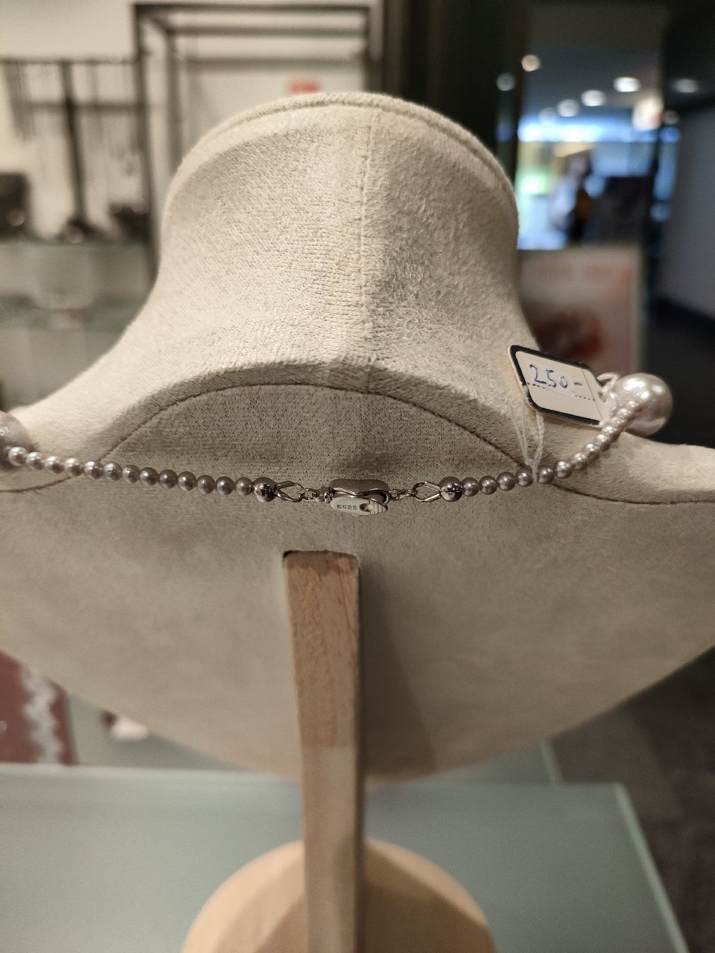Colliers: Süsswasserperlen Kette Grau – Neuf avec emballage d'origine à Bern par Lidia.5 4