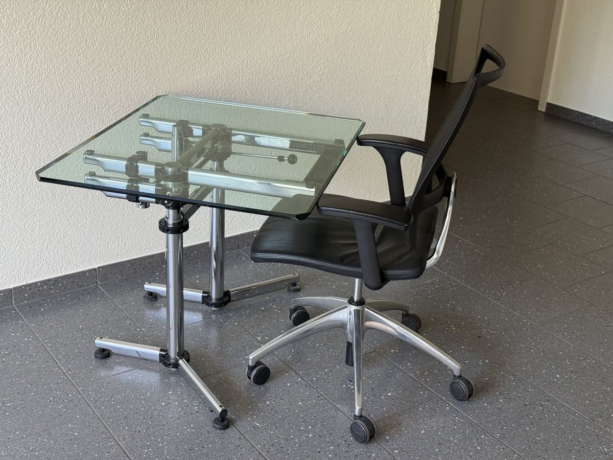 Scrivanie: USM kitos Moderner Glastisch mit Chromgestell. – Usato da Zürich venduto da chi_xhq5