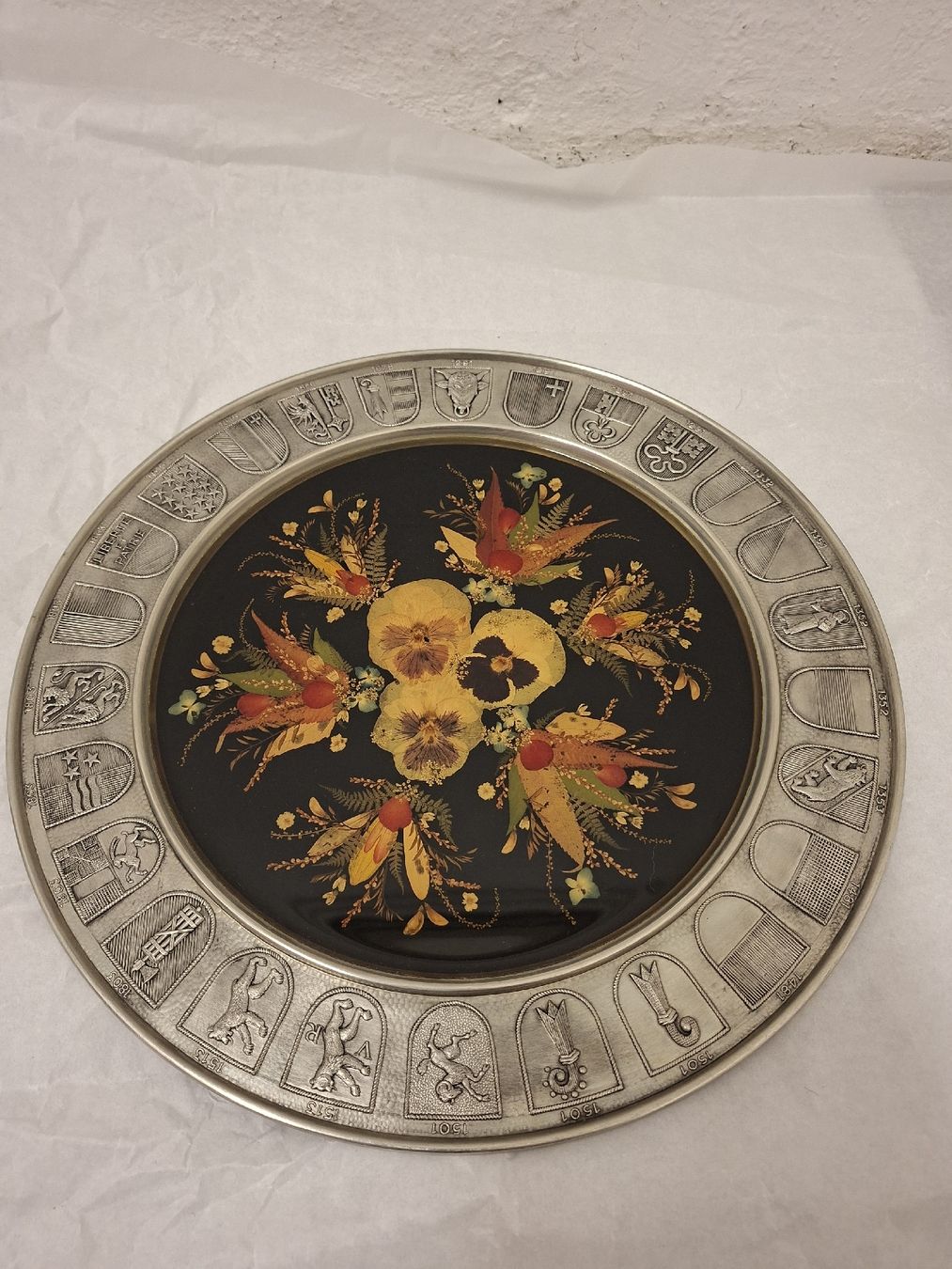 Tutte le decorazioni: Wandteller mit Blumen und Schweiz Wappen,  – Usato da Olten venduto da Mezopotamya