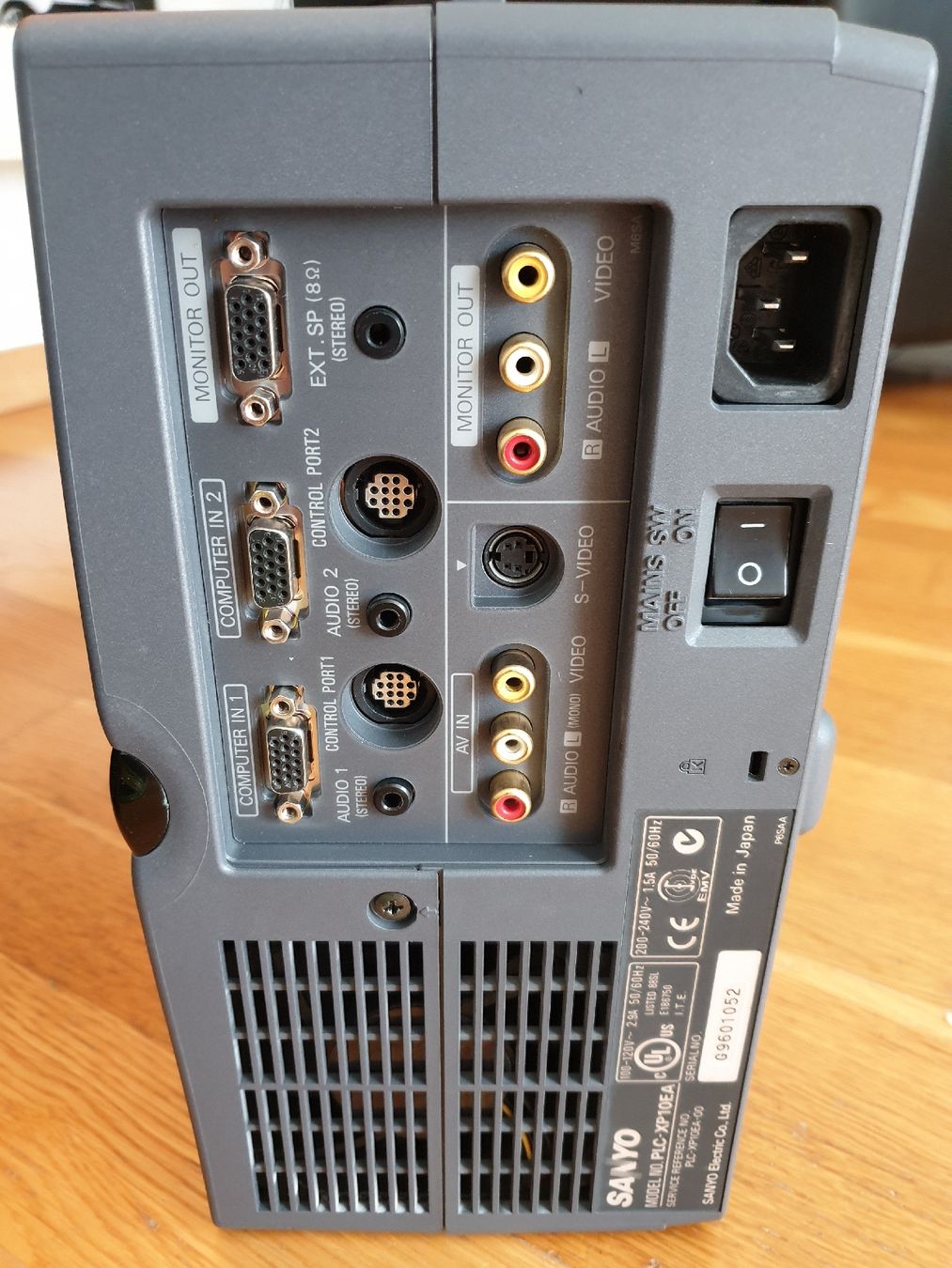 Sanyo Proiettori: SANYO PLC-XP10EA Multimedia Projektor mit Tasche – Usato da Ittigen venduto da Ziok187 5