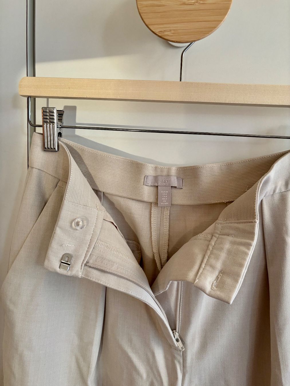 H&M Pantaloni: Gerade Stoffhose mit Bundfalten – Nuovo (secondo la descrizione) da Niederrohrdorf venduto da Madoqua 3