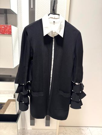 Elegante, schwarze Jacke  mit Volants an Ärmeln, S