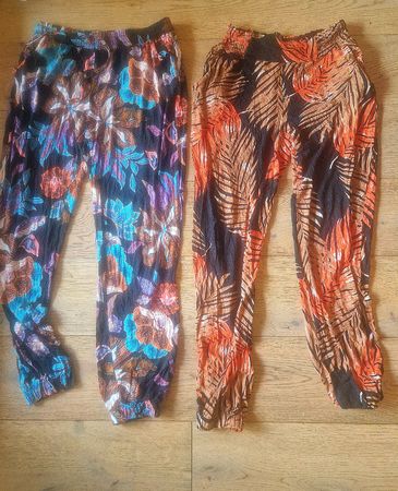 2x Sommer Hosen im Blumen & Blatt Print, Grösse 40 
