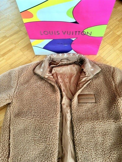 Louis Vuitton Giacche: Louis Vuitton Leather Patch Fleece Blouson - Braun – Nuovo (secondo la descrizione) da Dübendorf venduto da kerstinbrisbane 1
