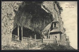 Aescher, Wildkirchli mit einer Frau in T