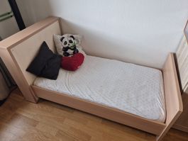 Kinderbett und Babybett mitwachsend mit Regal