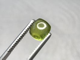 schönes Turmalin Cabochon hellgrün 2.7 Karat