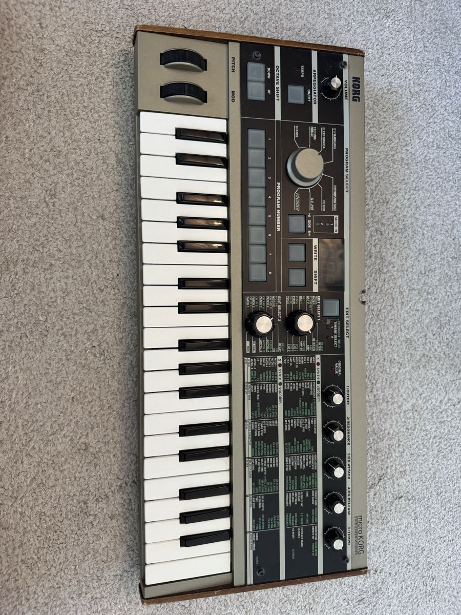 Korg Instruments de musique: Korg Microkorg Synthesizer – D'occasion à Forch par Freror