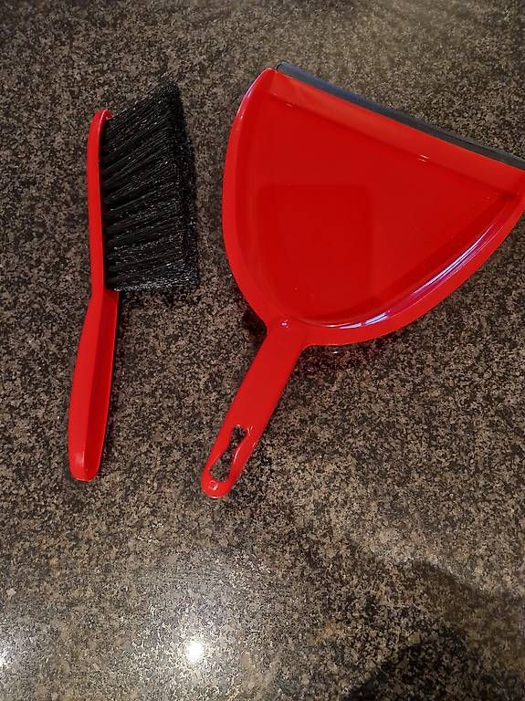 Altro per la casa: Roter Kehrgarnitur Set, Besen mit Schaufel – Usato da Oberrieden venduto da fab_vl9n