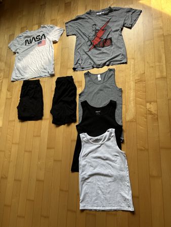 Für Jungs: 2 Shorty-Pyjamas + 3 Unterhemden Gr. 158/164