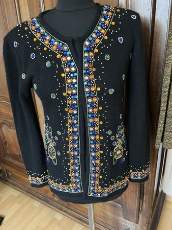 Cardigan ricamato con pietre colorate
