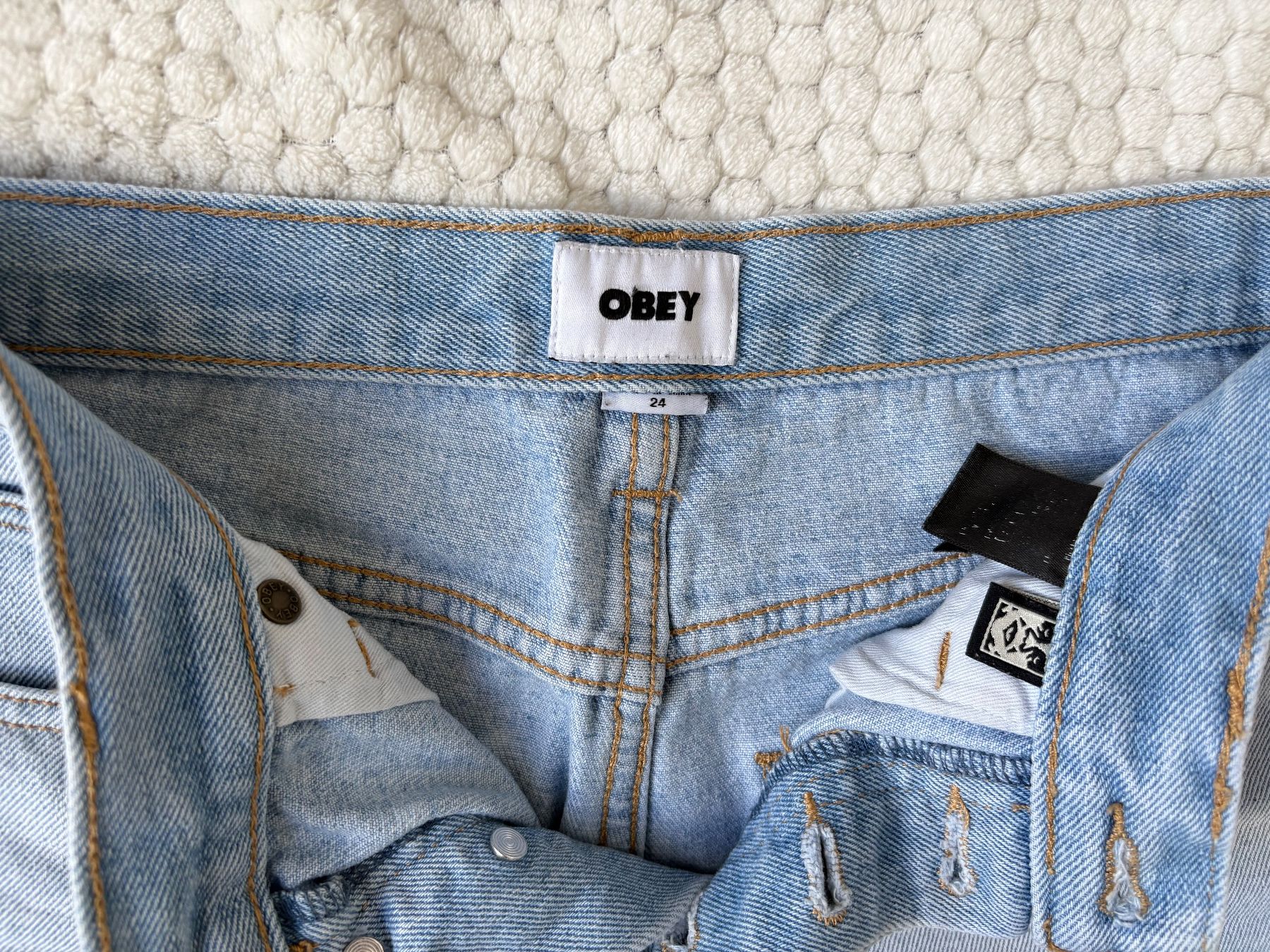 Obey Jeans: Jeans OBEY bleu clair avec dessins – D'occasion à Sorens par ma.stlz 2