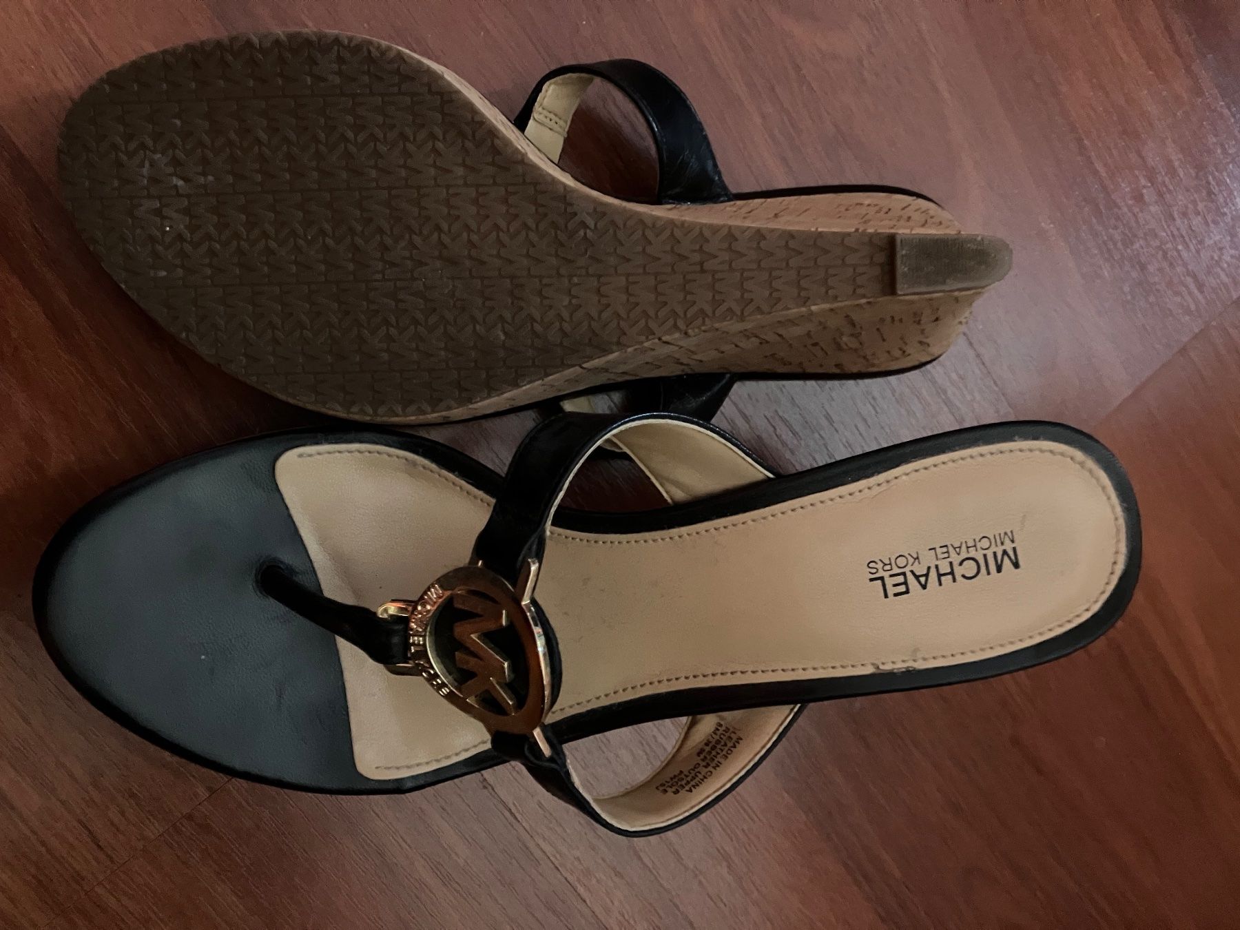 Michael Kors Scarpe da donna: Michael Kors Sandalen mit Absatz mit Logo-Schild – Nuovo (secondo la descrizione) da Unterseen venduto da amj_zz7j 2