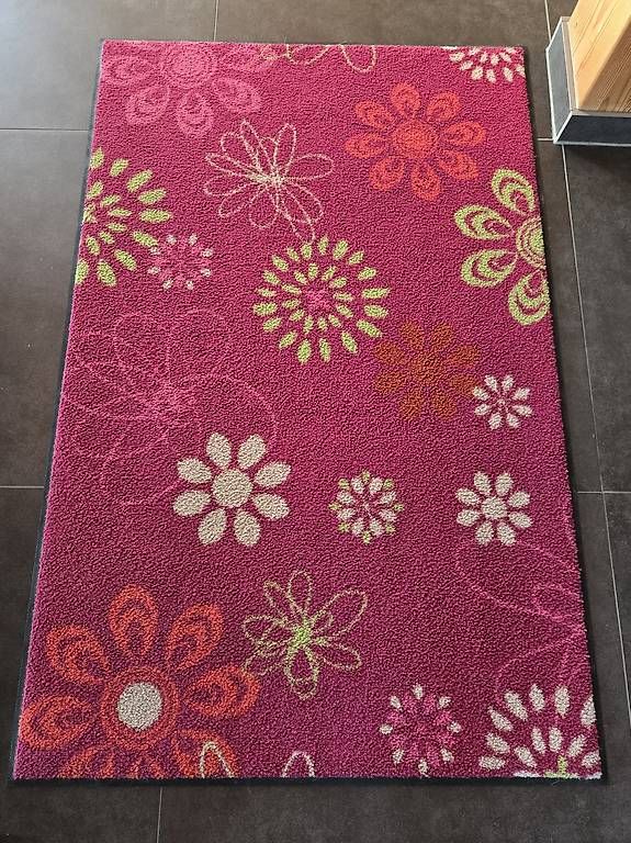 Teppiche: Fussmatte / Teppichläufer 117x76 Pink mit Blumen – Gebraucht aus Hermrigen von Tom777