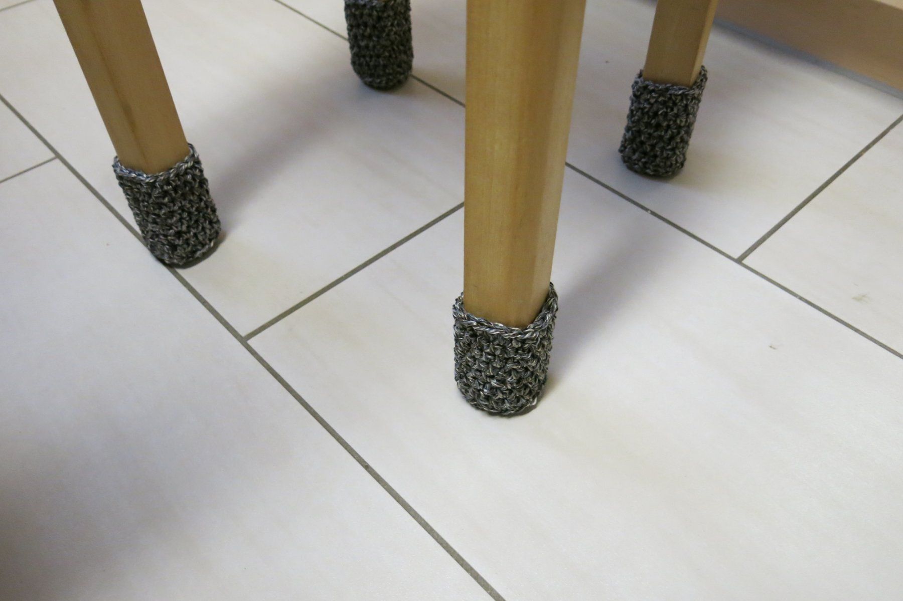 Tutte le decorazioni: Stuhlsocken / 1 Set = 4 Stück / gehäkelt – Nuovo (secondo la descrizione) da Schaffhausen venduto da Espressoo7