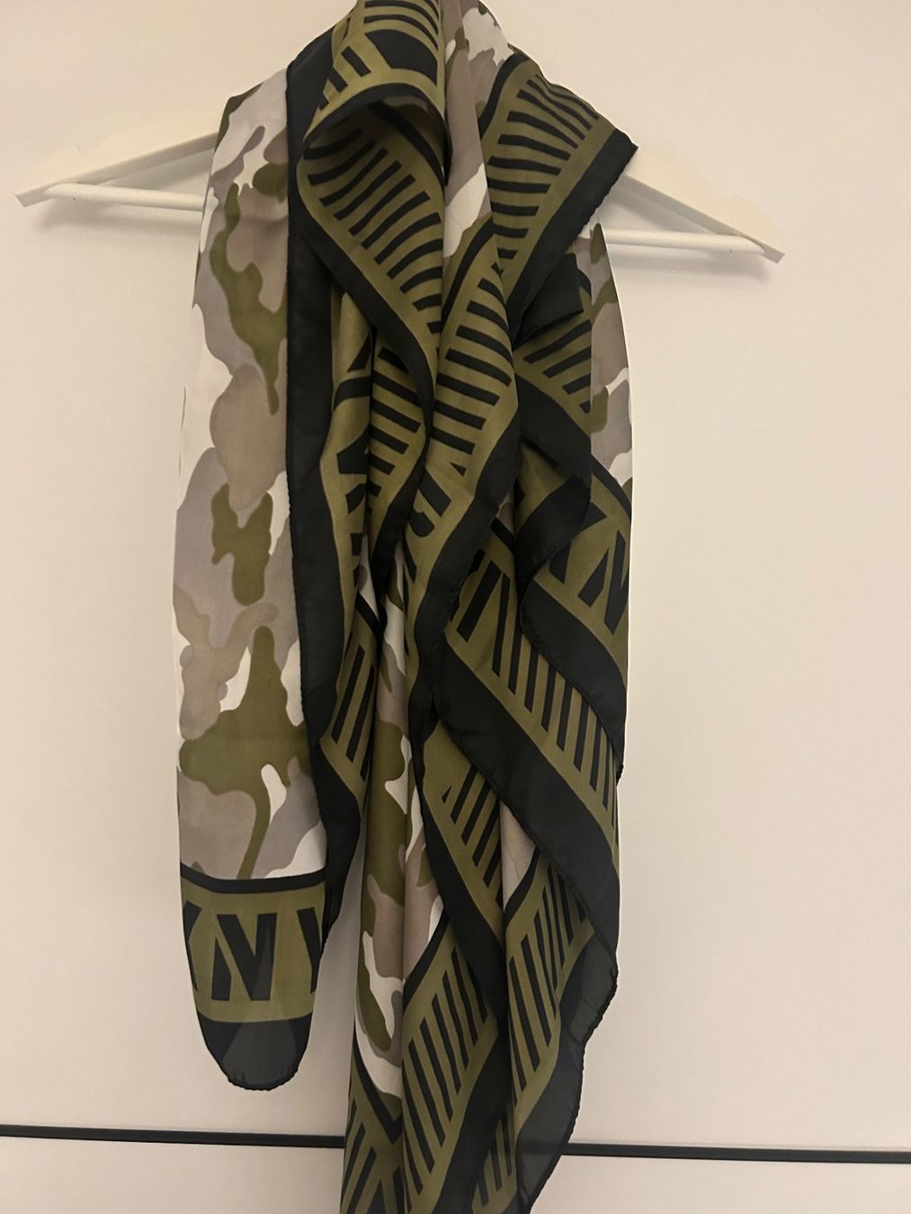 DKNY Foulards, Tücher & Schals: Tuch Neu – Neu (gemäss Beschreibung) aus Zürich von AJO91 1