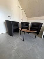 3 neuwertige schwarze Sessel mit moderner Coutschtisch