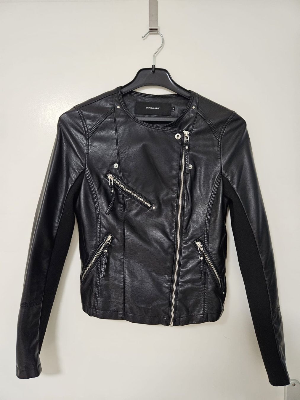 Vero Moda Giacche: Schwarze Kunstlederjacke von Vero Moda, Grösse S – Usato da Winterthur venduto da noodle_soup 1