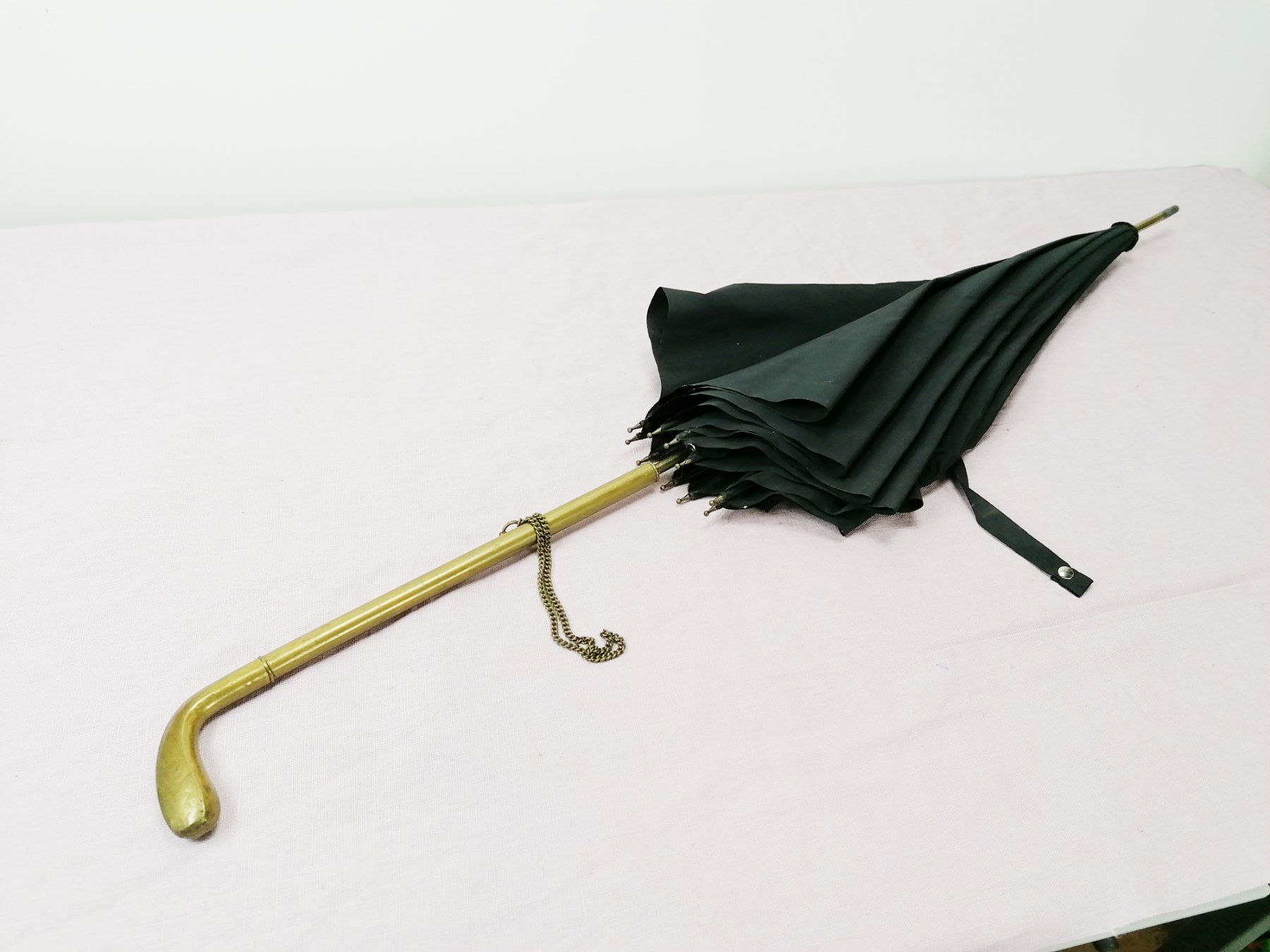 Regenschirme: Eleganter antiker Damenschirm – Gebraucht aus Köniz von Brockenreich