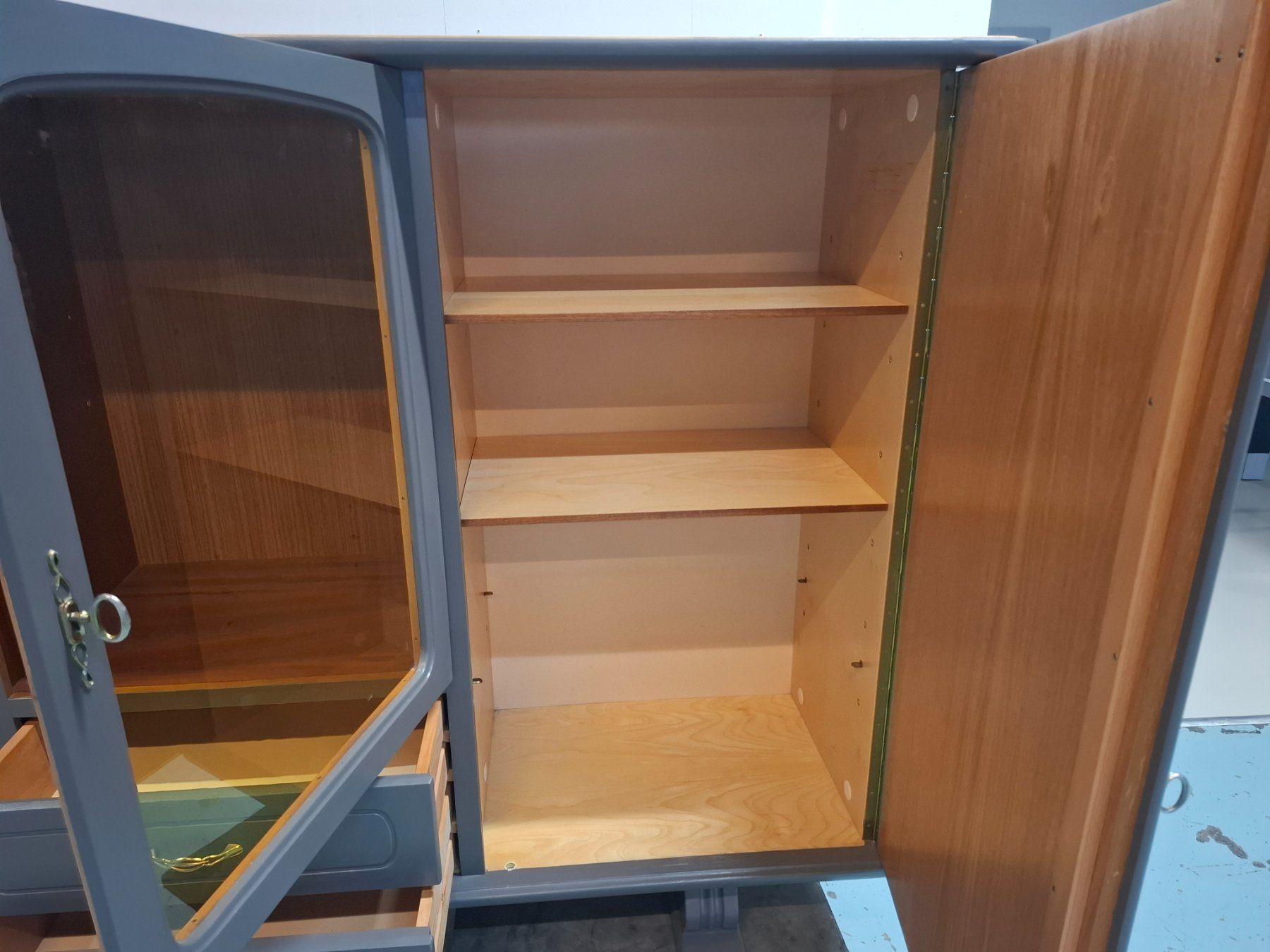 Credenze: Buffetschrank mit Vitrine – Usato da Brügg BE venduto da POU-BELLE 5