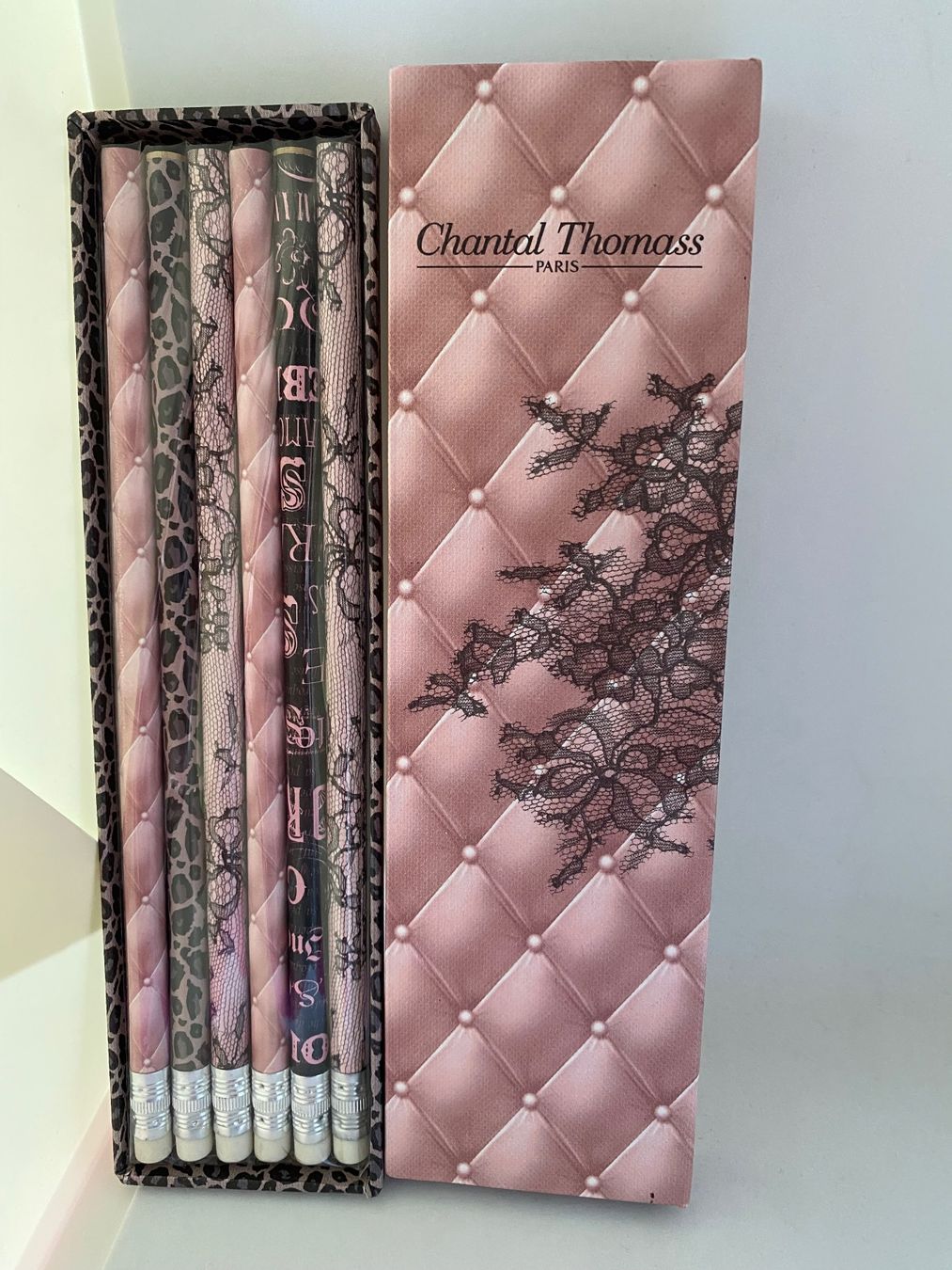 Matite, matite colorate & gessi: Crayons Chantal Thomass – Nuovo e nell'imballaggio originale da Bouveret venduto da wes_7zll