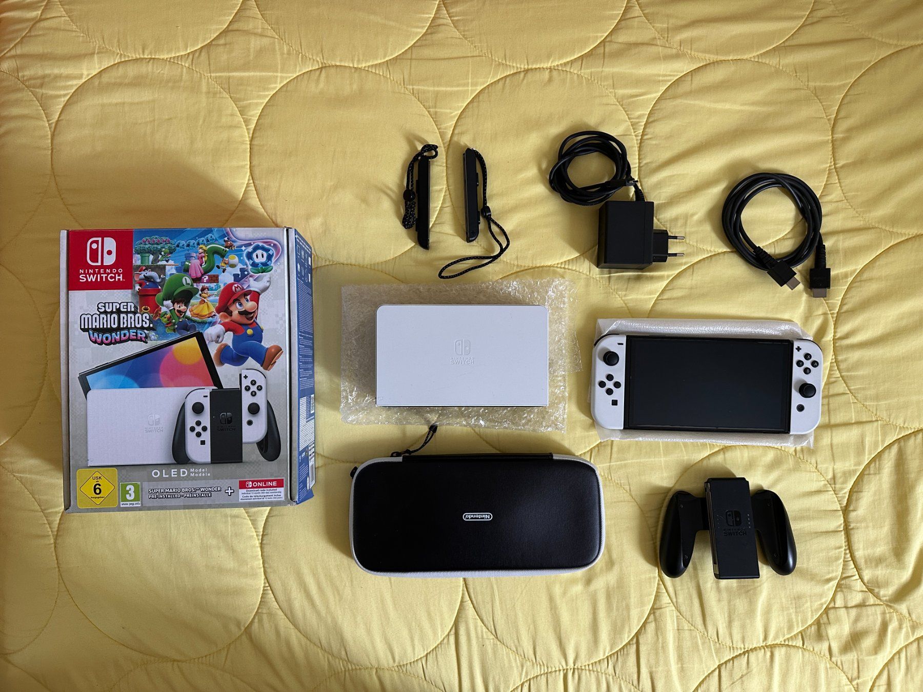 Nintendo Consoles: Nintendo Switch OLED + custodia – D'occasion à Minusio par alessvogel