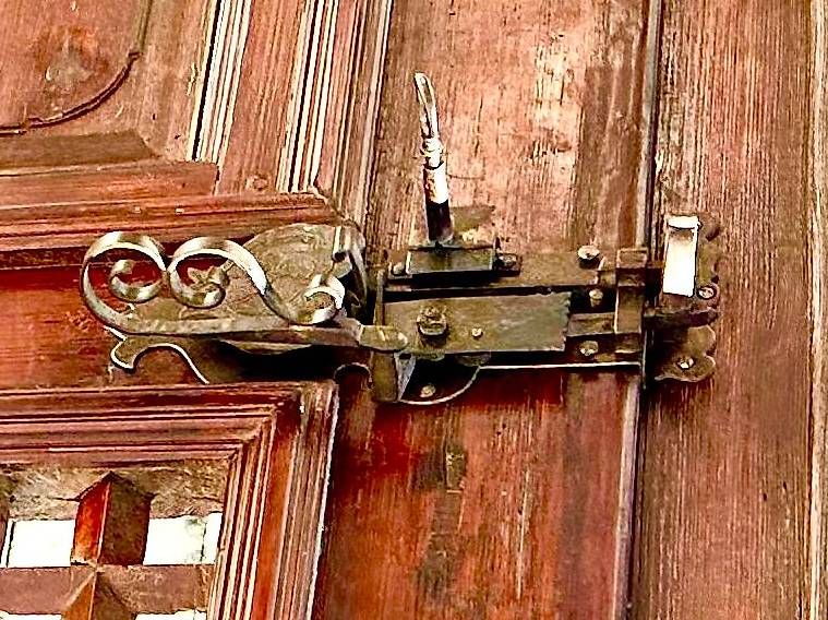 Porte: Antike Berner Bauernhaus Eingangstür von 1695 – Usato da Lugnorre venduto da remu62