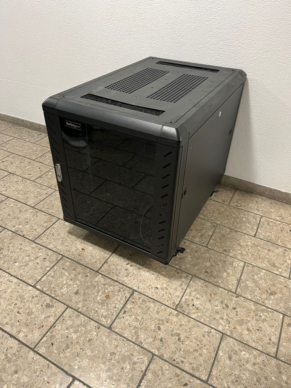 Racks & Cavalletti: 19" Server Rack StarTech 12HE inkl. Rollen und Seitenwänden – Usato da Zürich venduto da echtcaro