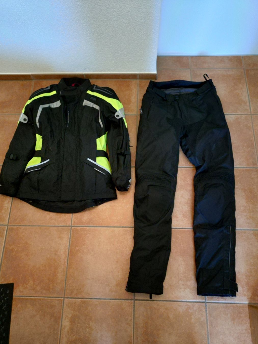 Lotti di vestiti: iXS Motorradjacke und Hose – Usato da Buochs venduto da mar_z6jf