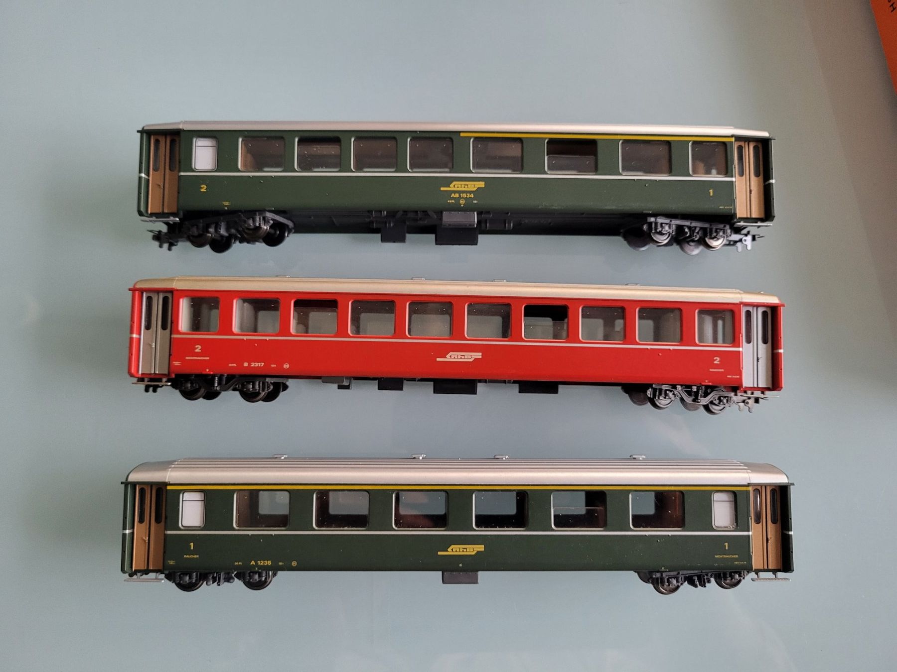 Bemo Modelleisenbahnen: H0m  Bemo  RhB  3 Stk. Personenwagen – Gebraucht aus Oberburg von sensetal 2