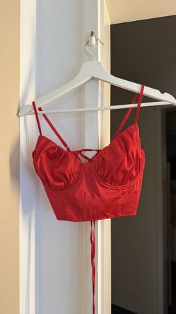 Top, rot, rücken- und bauchfrei