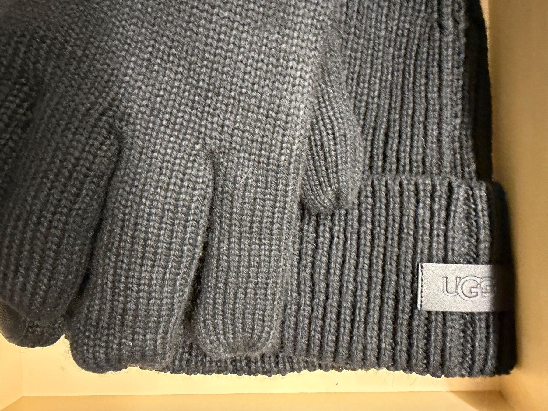Ugg Copricapi, berretti & cappellini: UGG Hat and Gloves Knitted set NEW – Nuovo e nell'imballaggio originale da versoix venduto da Lemano212 1