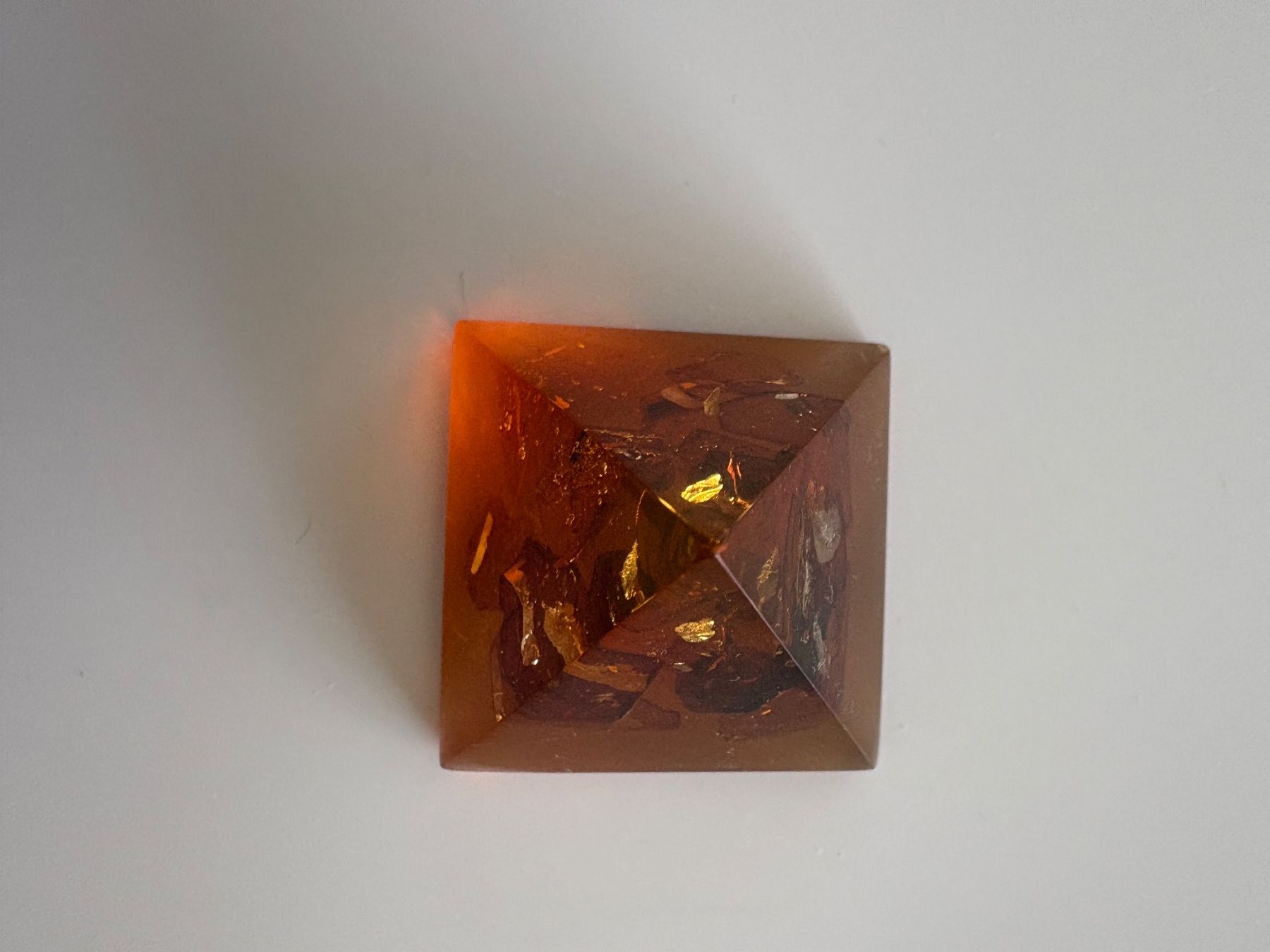 Minerali & Pietre curative: Pyramide d'orgonite avec ambre naturel – Usato da Lausanne venduto da opi_92cn 8