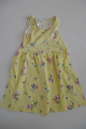 Hübsches gelbes Blumenkleid, Gr. 110/116