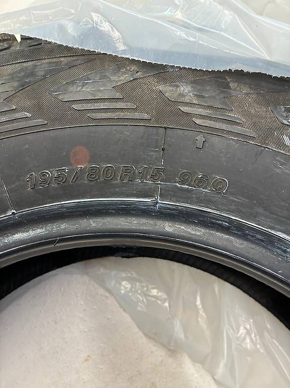 Pneus & Kompletträder: 4 Winterpneu 195/80 R15 – Gebraucht aus Cham von Akalt