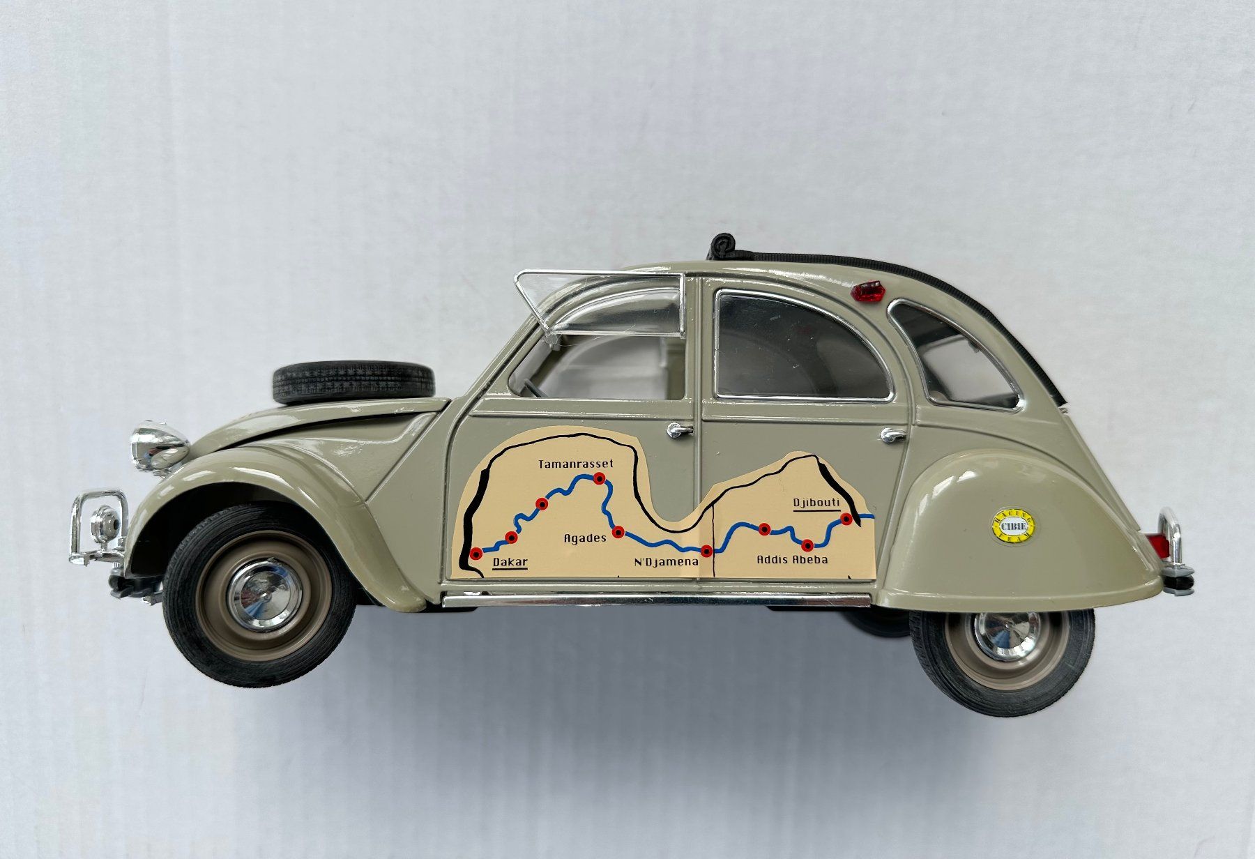 Citroën Modellini d'auto: Citröen 2CV Modell, Döschwo  1:17 – Usato da Adligenswil venduto da e17s15 1