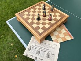 Grosses Schachbrett mit schönen Figuren