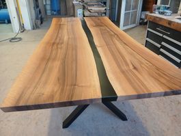 Schweizer Nussbaum Massivholztisch rustikal Epoxidharz 260cm