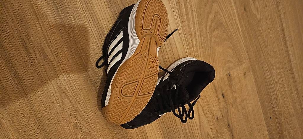 Scarpe per ragazzi: Adidas Hallenschuhe Grösse 34 – Usato da Einsiedeln venduto da schneerakete 1