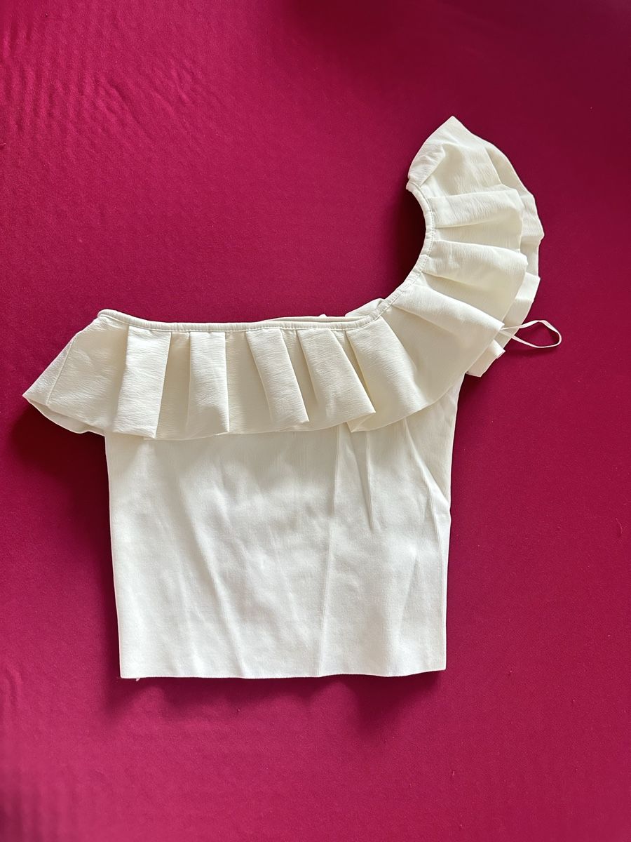 Blusen, T-Shirts & Tops: Zara One Shoulder Ruffle Top – Gebraucht aus Murgenthal von mar_q2yf