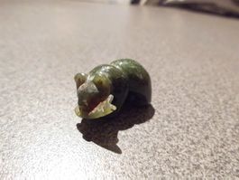 Bär grün mit Fisch im Maul