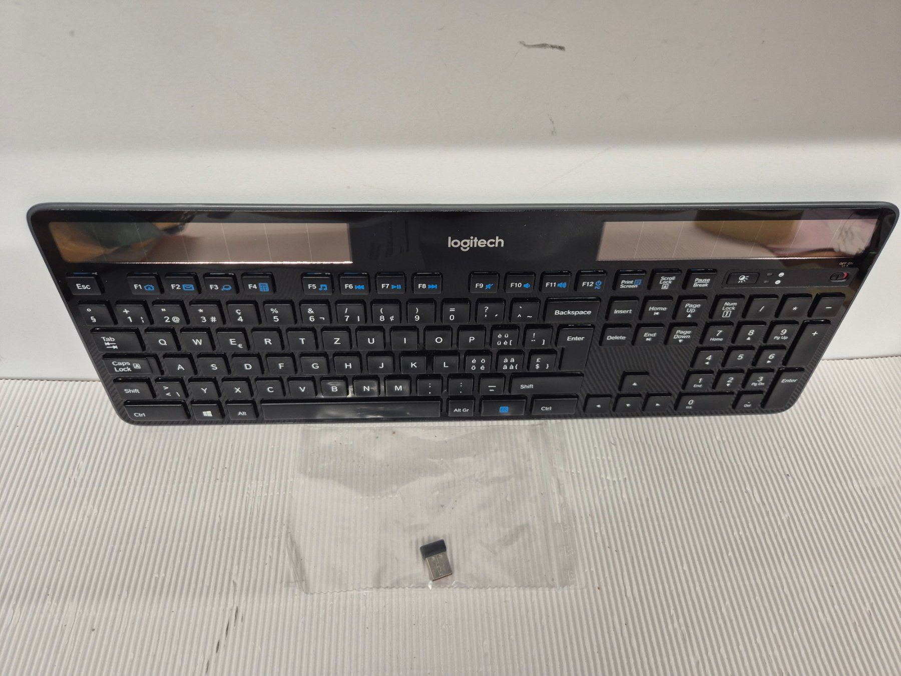 Logitech Claviers: Logitech K750 Solar mit Logitech Unifying Empfänger – D'occasion à Sitterdorf par Lenggi7