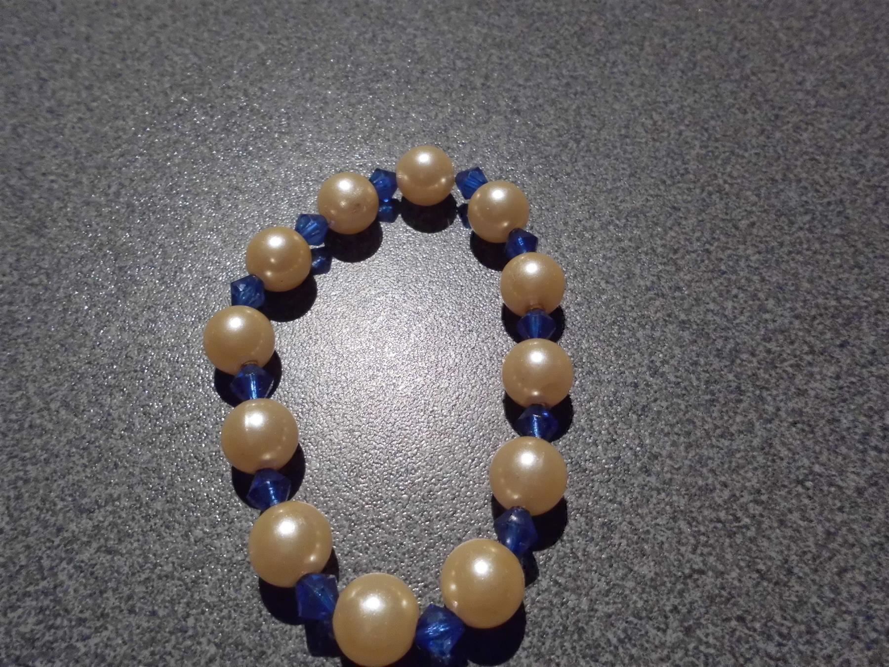 Bracelets: Armband weiss/blaue Perlen – D'occasion à Zürich par Motzkuh