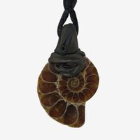 kleiner Ammonit Fossil Steinanhänger mit eingefasstem Granat