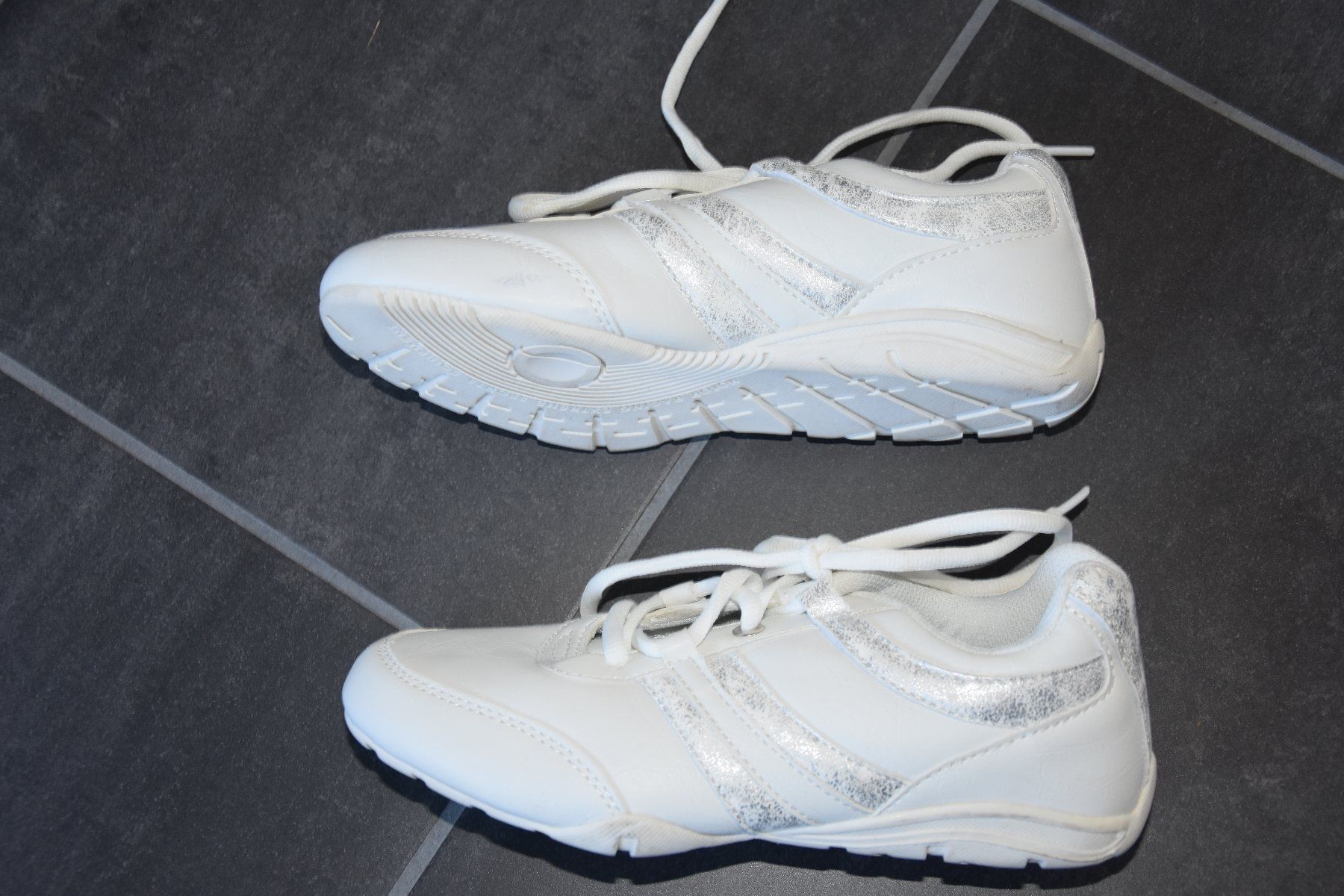 Scarpe da donna: Sneaker, Gr 36, Neu – Nuovo e nell'imballaggio originale da Sins venduto da dsto 1
