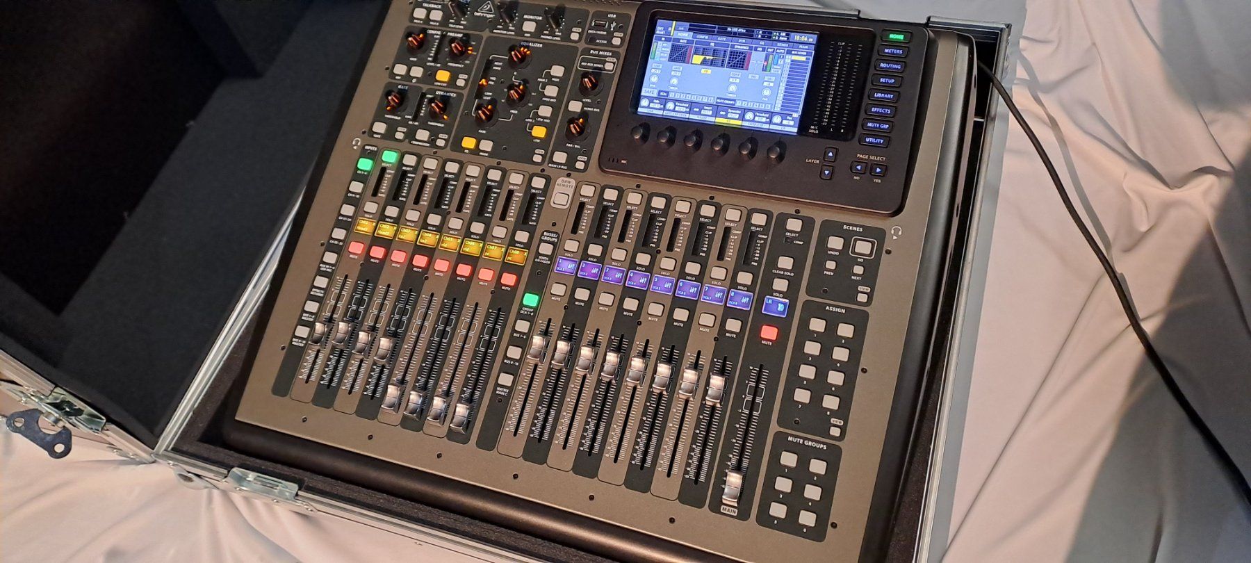 Behringer Console di mixaggio: Behringer X32 Compact mit X-Dante & Case - Wie Neu! – Usato da Adliswil venduto da ric_75mm