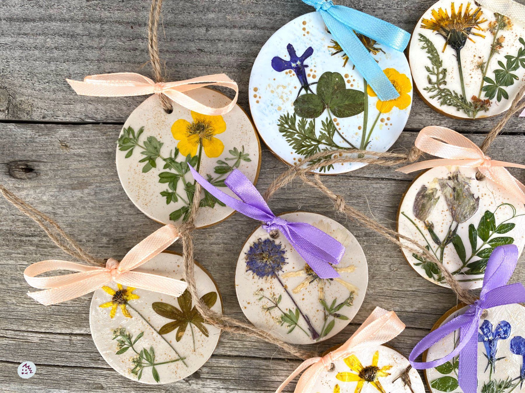 Tutte le decorazioni: Geschenkanhänger, Ton Figur, Deko, Blumen – Nuovo e nell'imballaggio originale da Fanas venduto da Omibia 1