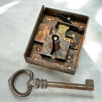 Serrure de meuble ancienne avec clé en forme de cœur